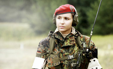 画像あり タンクトップに機関銃 各国の女性兵士 Jc Net ジェイシーネット