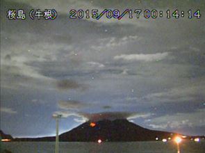 桜島昭和火口の火焔現象17日00時14分ころ（火山カメラ）　