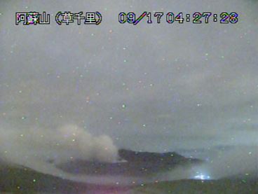 17日午前4時27分ころの阿蘇山の様子（火山カメラ）