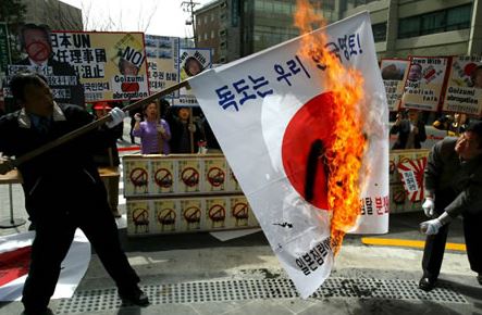 日本国旗を燃やす韓国人