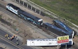 米ＬＡの通勤列車とトラック衝突　列車大転覆　ＬＡ近郊オックスナード　５０人負傷