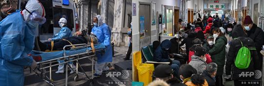 武漢の大通りの路上に倒れていた死人（３０日の朝）／右は病院内受付付近