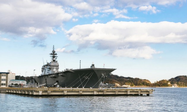 横須賀に停泊する護衛艦「いずも」